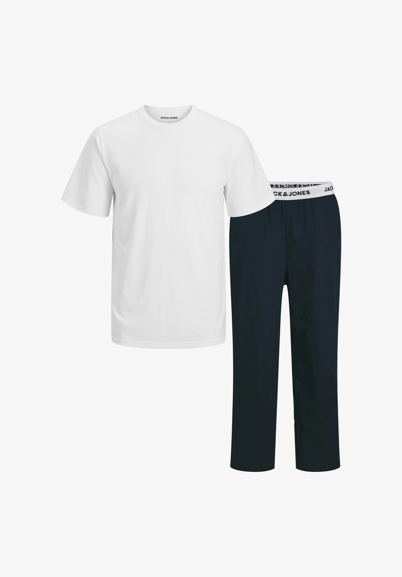 Witte katoenen t-shirt met ronde hals naast marineblauwe broek met een elastische tailleband en 'JACK & JONES' branding.