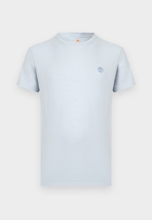 Lichtblauw T-shirt met korte mouwen en een ronde hals, met een klein Timberland boomlogo op de linkerborst.
