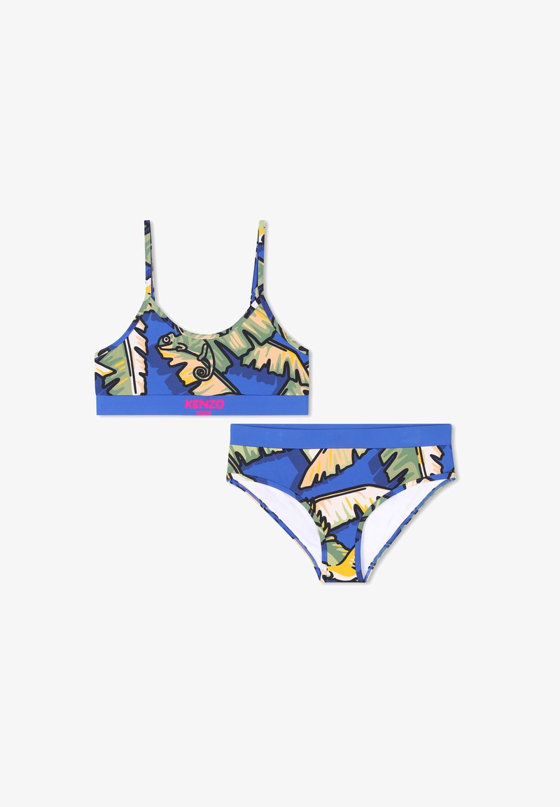 Maillot de bain deux pièces avec un motif coloré de feuilles de palmier. Le haut a des bretelles fines et une bande bleue avec "KENZO" en rose. Le bas présente un design similaire.
