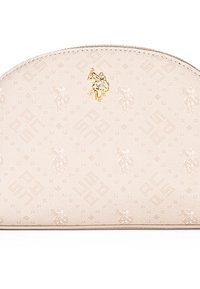 Bolso sintético beige con parte superior redondeada, patrón de logo en relieve, detalles en dorado y un brillo sutil. Cierre con cremallera en la parte superior.
