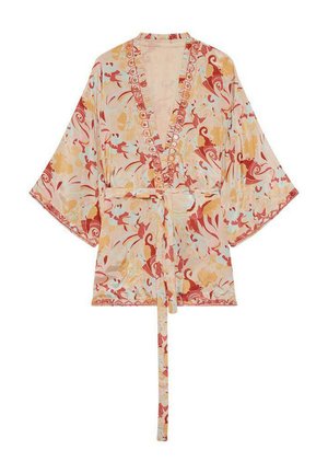 Kimono con estampado y mangas anchas, con diseños florales en rojo, amarillo y azul sobre una suave tela color crema, acompañado de un cinturón de la misma tela.
