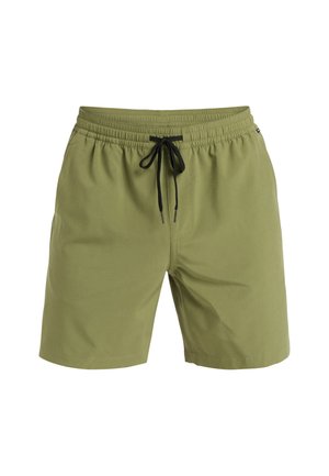 Pantalones cortos verde oliva hechos de una tela ligera con cintura elástica y cordón ajustable negro. Diseño minimalista, sin bolsillos.