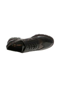 Chaussure en cuir noir et marron à lacets avec des détails en brogue, finition texturée et accents cousus, présentant un profil bas et une semelle durable.