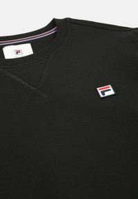 Felpa nera con colletto a coste e tessuto testurizzato. Presenta un piccolo logo ricamato in rosso, bianco e blu sul petto.