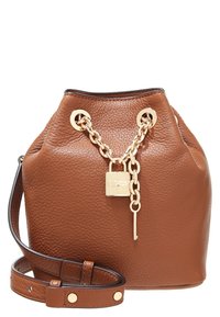 Sac seau en cuir marron avec une surface texturée, des accents en chaîne dorée et un détail de cadenas. Comprend une bandoulière réglable assortie.