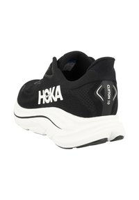 Baskets de course noires avec une semelle blanche épaisse. Comprend un dessus en maille texturée, un talon rembourré et un logo de marque visible "HOKA". Modèle "Clifton 10".