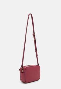 Borsa a tracolla rettangolare in pelle burgundy testurizzata, con una sottile tracolla regolabile e dettagli in metallo dorato.