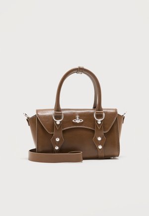 Pruun nahast käekott ümarate käepidemetega, hõbedaste riistvaralehtedega, eemaldatava õlarihmaga ja väikese hõbedase orb- LOGO-ga ees.