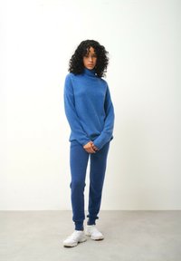 Authentic Cashmere COLLIN TURTLENECK - Stickad tröja - denim blue