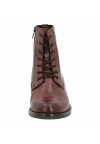 Botas de tobillo de cuero marrón con una textura suave, que cuentan con un diseño de cordones en la parte delantera y una cremallera lateral para facilitar su uso. Suela de goma negra.