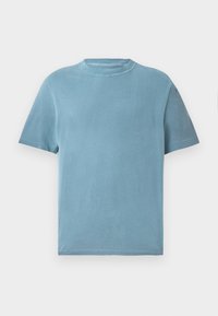 Tricou cu mânecă scurtă și guler rotund, de culoare albastru deschis, din bumbac. Țesătura pare moale, cu o textură netedă și detalii de cusătură minime.
