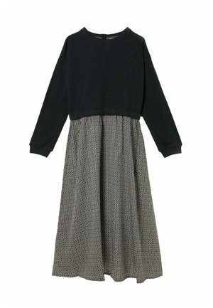 Schwarz langärmliges Kleid mit einem taillierten Oberteil und einem gemusterten, fließenden grauen Rock. Der Rock weist ein kleines, geometrisches Design auf.