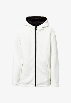 Veste à capuche blanche avec un design texturé et côtelé. Elle dispose d'une fermeture éclair noire, d'une capuche doublée et de deux poches latérales.