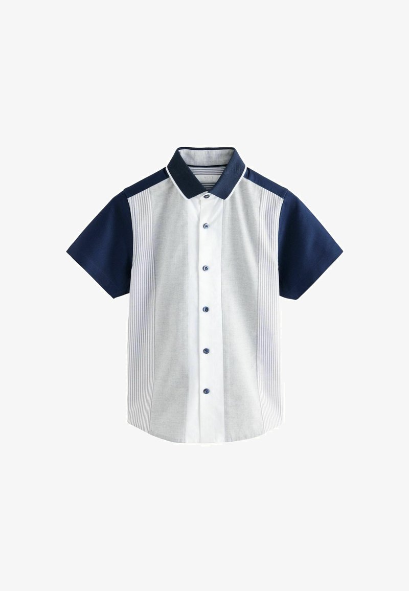 Chemise à manches courtes avec boutons, col et manches bleu marine, panneau avant blanc et panneaux latéraux à rayures verticales gris clair.