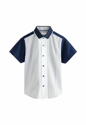 Chemise à manches courtes avec des rayures verticales gris clair, des accents bleu marine sur les épaules et une partie avant blanche avec des boutons bleu marine.