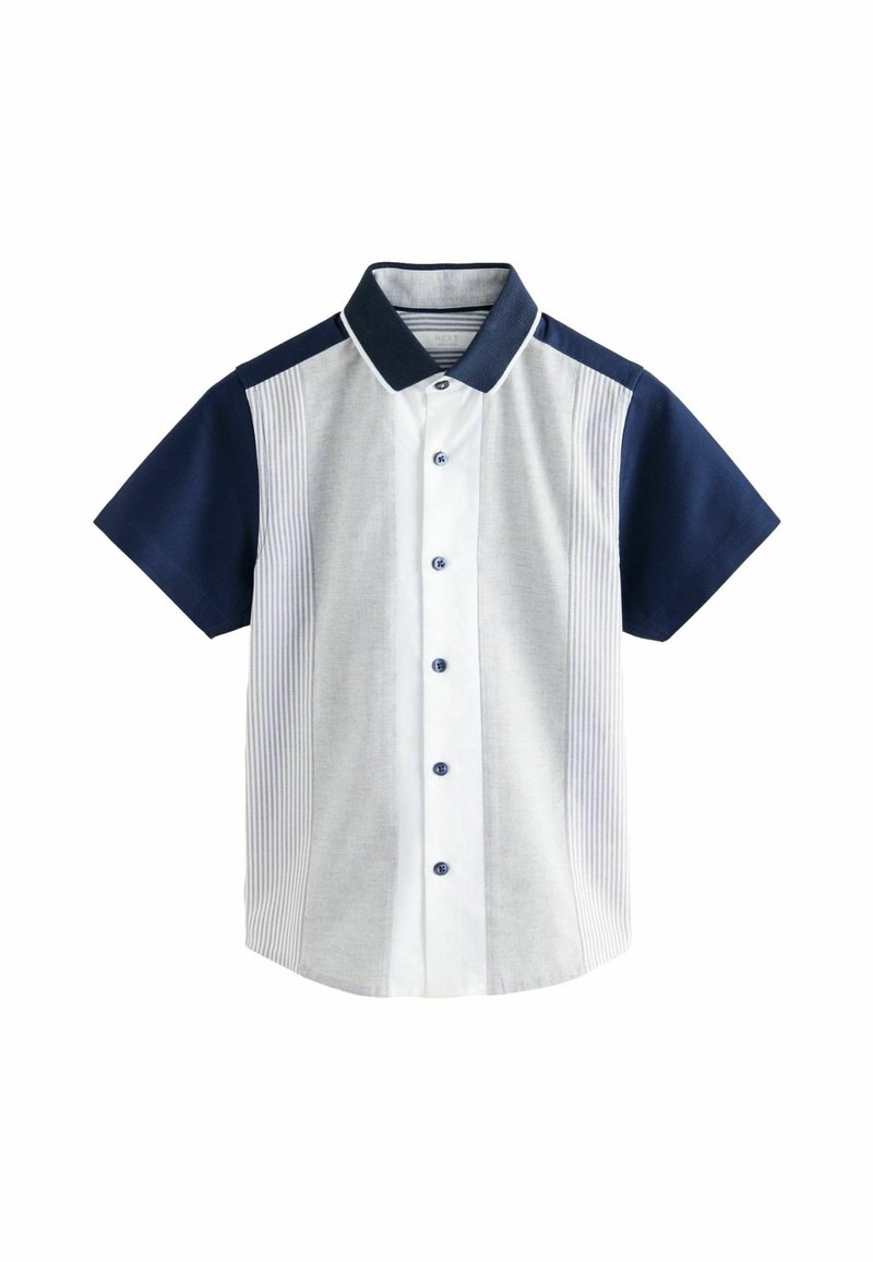 Camisa de manga corta con rayas verticales en gris claro, detalles en azul marino en los hombros y un frontal blanco con botones en azul marino.
