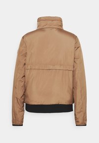 Giacca imbottita marrone con colletto alto, design corto e fondo elastico nero. Tessuto liscio e lucido senza hardware visibile.