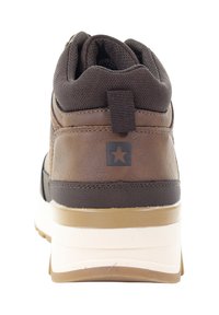 Brązowe skórzane i siateczkowe sneakersy z wyściółką w kołnierzu, białą podeszwą i czarną gwiazdką na pięcie. Wyraźne detale przeszycia.