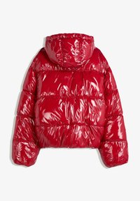 Jachetă puffer roșie cu un finisaj lucios; are o glugă, un croi supradimensionat și un design matlasat cu cusături orizontale.