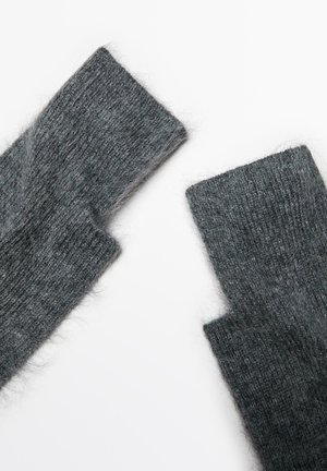 Les gants sans doigts en tricot gris présentent un tissu doux et texturé avec une apparence légèrement duveteuse, coupés au niveau du poignet pour un mouvement facilité.