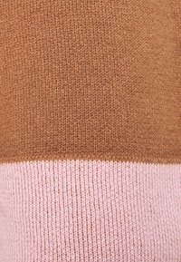 Maglione lavorato a maglia con due righe orizzontali; parte superiore marrone e parte inferiore rosa chiaro. Texture morbida, spessore medio e vestibilità regolare.