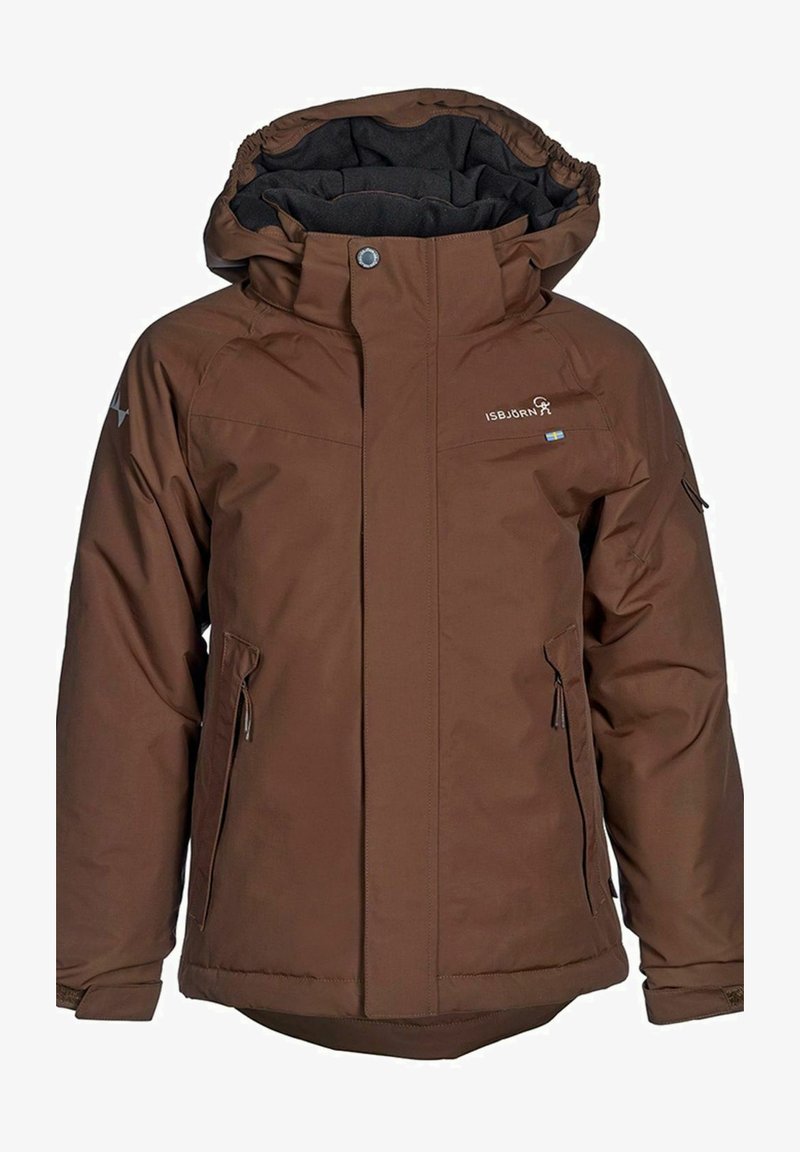 Brun isolerad jacka med huva, dragkedja fram och sidofickor. Har strukturerat tyg och en logotyp på bröstet.