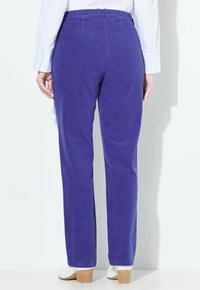 Paarse, hoge taille broeken met een rechte pasvorm en een elastische tailleband. Het materiaal lijkt zacht met een gladde textuur en heeft minimale zichtbare naden.