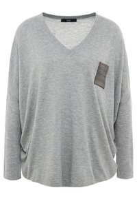 Graues Langarmoberteil mit V-Ausschnitt und einer kleinen strukturierten Tasche auf der linken Seite. Weicher Stoff mit legerer Passform und abgerundetem Saum.