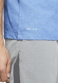 Nike Performance CREW SOLID - T-shirt desportiva - light game royal heather/black