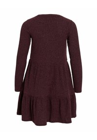 Robe longue bordeaux en tricot côtelé, avec un corsage ajusté et une jupe évasée à volants au bas.