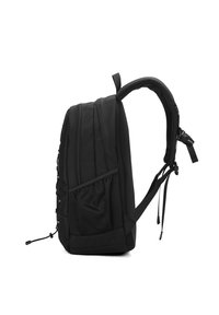 Zaino nero con un esterno in tessuto liscio, doppie tasche con zip, una tasca laterale in rete e spallacci regolabili e imbottiti.