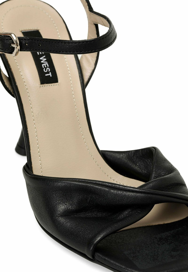 Sandali Donna Nine West Disko Con Tacco 7,6 Cm - Punta Aperta, Tomaia In Ecopelle Verniciata, Nero