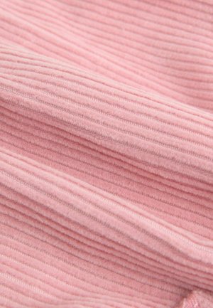 Tessuto rosa a coste con una texture morbida, caratterizzato da linee verticali in rilievo e una leggera lucentezza. Il materiale appare accogliente e flessibile.