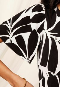 Friends Like These REGULAR FIT - ITY FLUTTER SHORT SLEEVE MIDI - Rochie de zi - black
