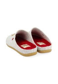 Chaussons gris en feutre avec un design ouvert à l'arrière, doublure intérieure rouge, semelle en caoutchouc et petits accents décoratifs sur le dessus.