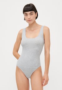 Grauer gerippter Einteiler-Badeanzug mit Rundhalsausschnitt und hoch geschnittenen Beinen, der ein eng anliegendes Design und eine weiche Textur bietet, die ideal für Komfort ist.