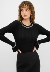 adL WITH PEARLS - Stickad tröja - black