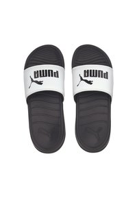 Infradito bianco e nero con suola nera testurizzata, ampia fascia bianca con lettering e logo "PUMA" neri.