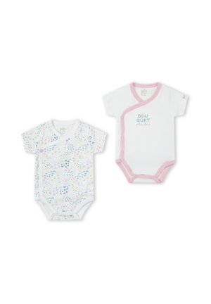 Dos bodys de bebé de manga corta, uno blanco con patrones de corazones en tonos pastel y el otro blanco con ribete rosa y texto "BISOU QUET petite fleur".