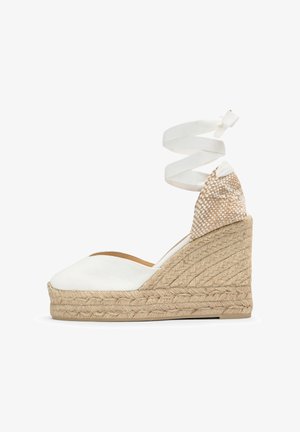 Sandale blanche à talon compensé en espadrille avec plateforme en jute tissé et ruban à nouer autour de la cheville, avec tissu à carreaux sur le contrefort du talon.