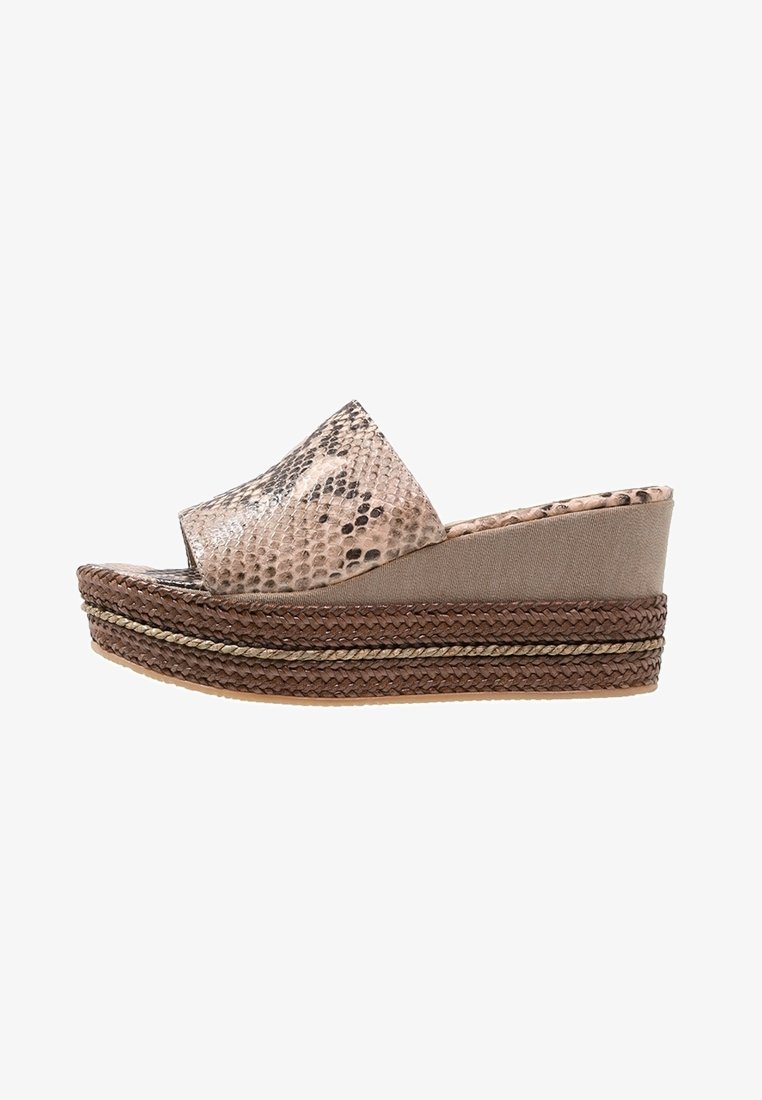 Sandales compensées avec un dessus en cuir synthétique beige brillant à motif serpent, une bande en tissu tan et une semelle en jute à plusieurs couches. Design texturé et décontracté.