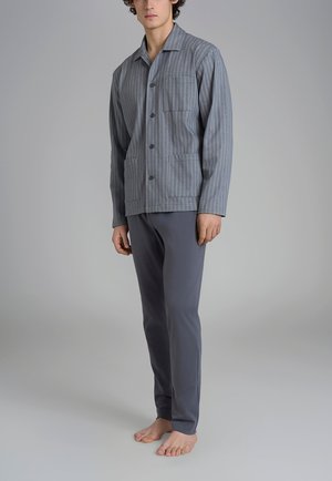 Pigiama grigio a righe con colletto e due tasche frontali, abbinato a pantaloni grigi uniti. Realizzato in tessuto morbido, presenta una vestibilità comoda.