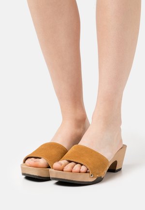 KELLY - Zuecos - caramel