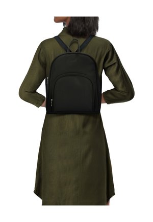 Sac à dos en nylon noir de forme arrondie, avec une poche zippée frontale et des bretelles doubles. Dispose d'une poignée supérieure pour un transport facile.