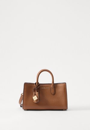 Brun læder Michael Kors håndtaske med top-hanke og guldlås-detalje på en ensartet lys baggrund.