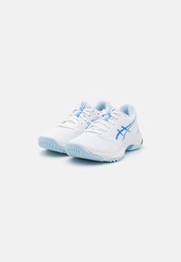 Baskets blanches avec des accents bleu clair, dotées d'une tige en maille texturée, d'un système de laçage et d'une semelle en caoutchouc à motif pour une meilleure traction.