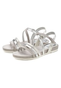 Grijze suède sandalen met zilver metallic banden en een kruislings ontwerp. Gladde textuur met een platte zool en verstelbare enkelband.