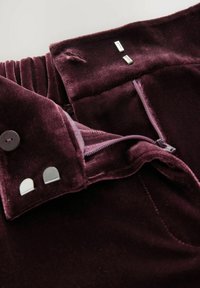 Unselected, berry red