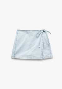 Hellblauer Denim-Minirock mit Wickeldesign, der an der Taille mit einem dünnen Stoffgürtel gebunden ist, mit glatter Textur und genähtem Saum.