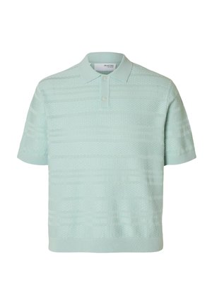 Ljus mintgrön polo med en strukturerad, randig design. Har en klassisk krage och en treknappslå. Korta ärmar.